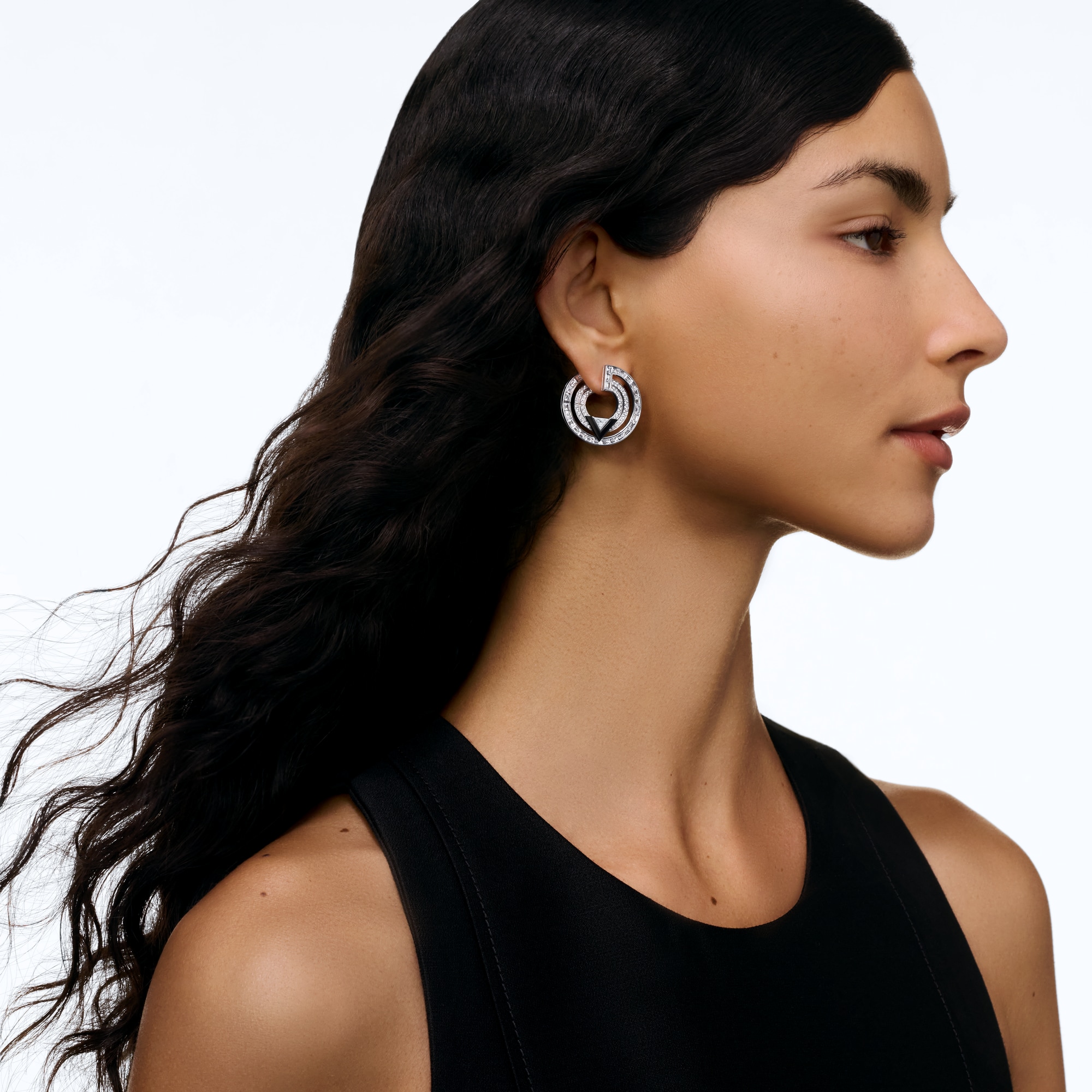  Jewelry Earrings Pure V Hoops, White Gold, Onyx and Diamonds | Louis Vuitton ® (Product zoom)
