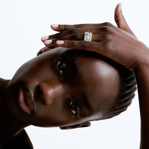 Categories Rings Pure V Ring, White Gold and Diamonds | Louis Vuitton ® (Product zoom)