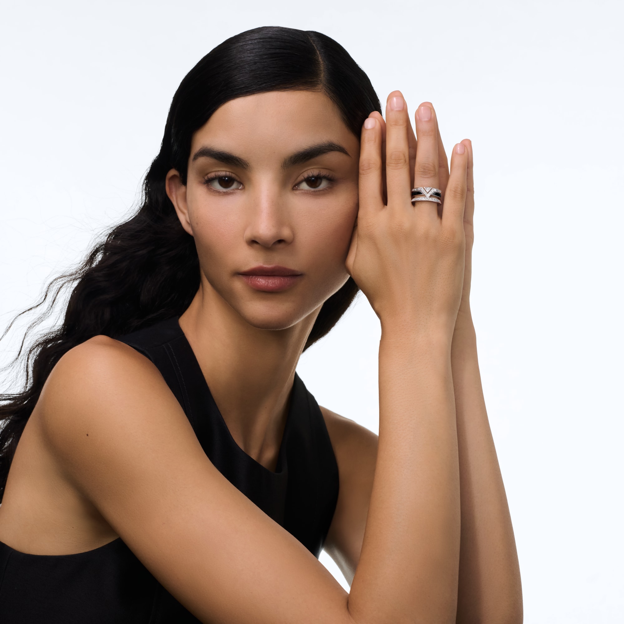  Categories Rings Pure V Ring, White Gold, Black Lacquer and Diamonds | Louis Vuitton ® (Product zoom)