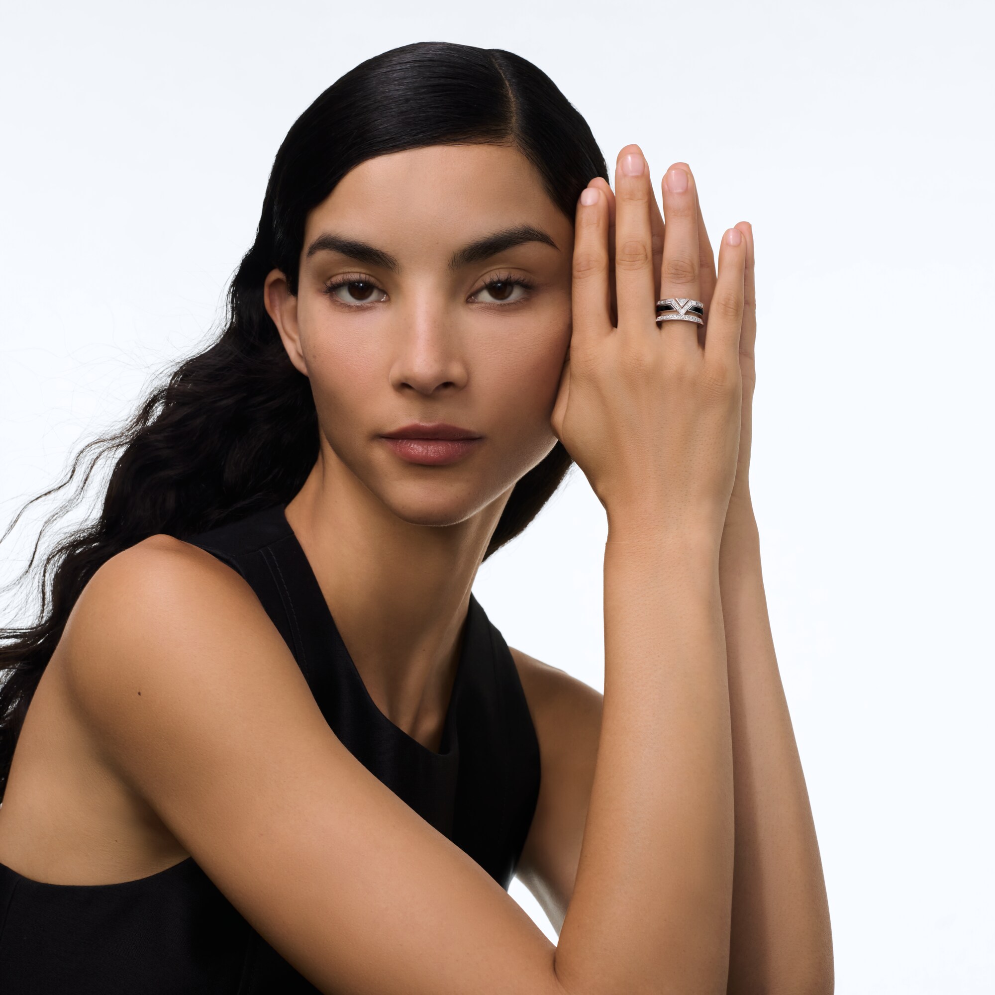 Categories Rings Pure V Ring, White Gold, Black Lacquer and Diamonds | Louis Vuitton ® (Product zoom)