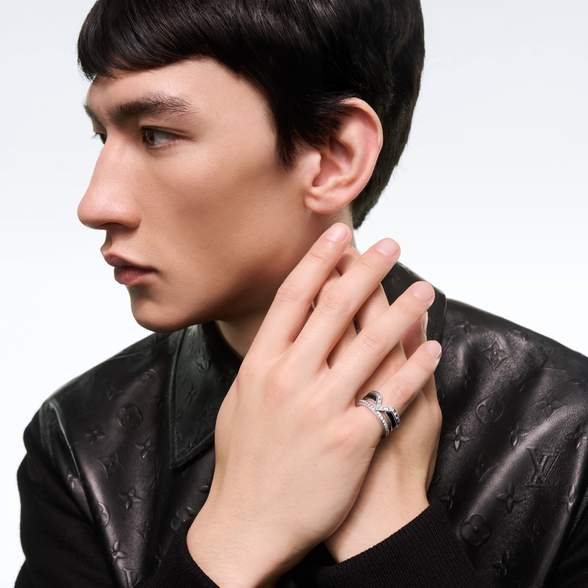  Categories Rings Pure V Ring, White Gold, Black Lacquer and Diamonds | Louis Vuitton ® (Product zoom)