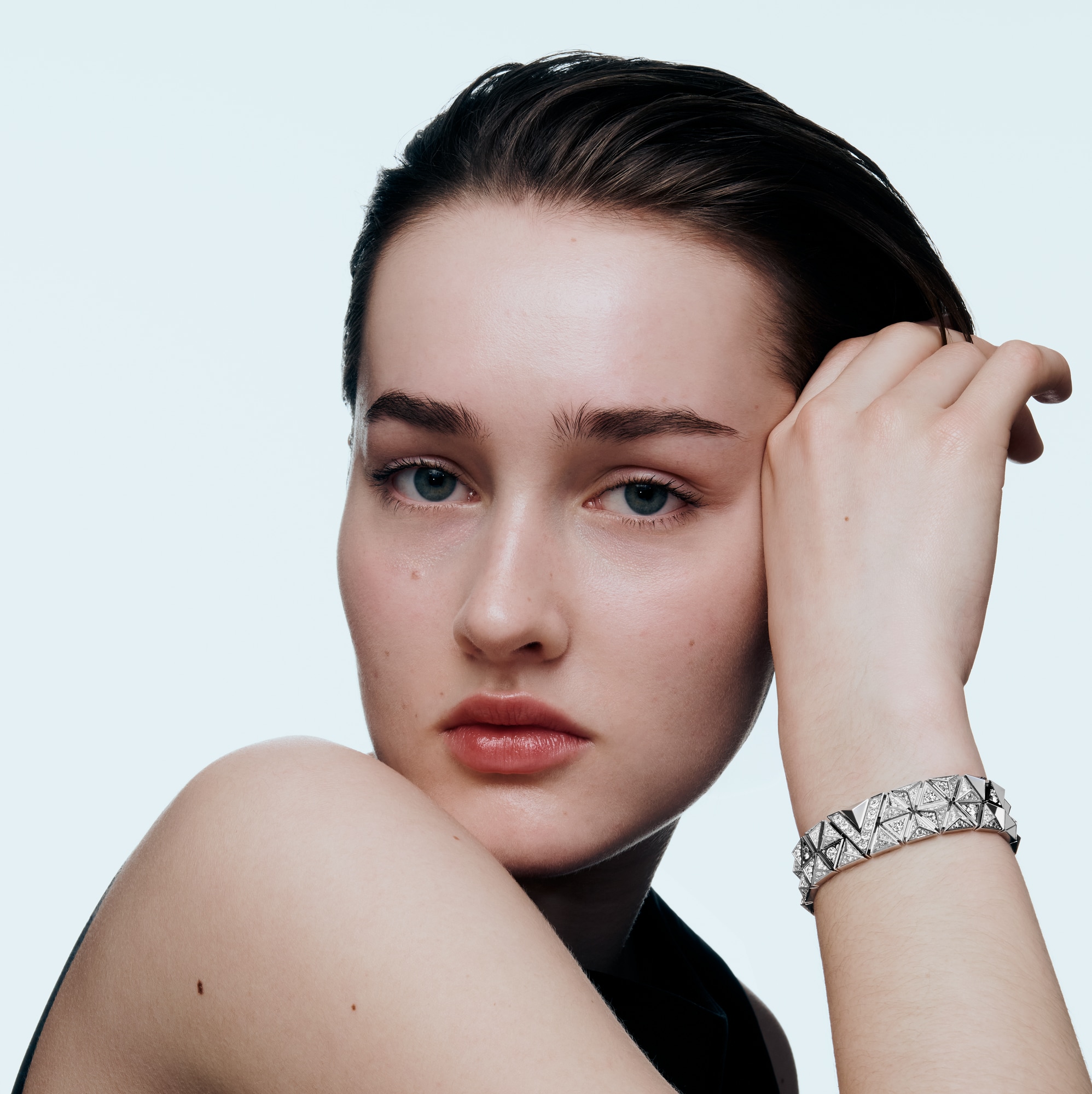  Categories Bracelets Pure V Two-Row Bracelet, White Gold and Diamonds | Louis Vuitton ® (Product zoom)