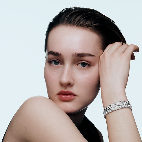 Categories Bracelets Pure V Two-Row Bracelet, White Gold and Diamonds | Louis Vuitton ® (Product zoom)