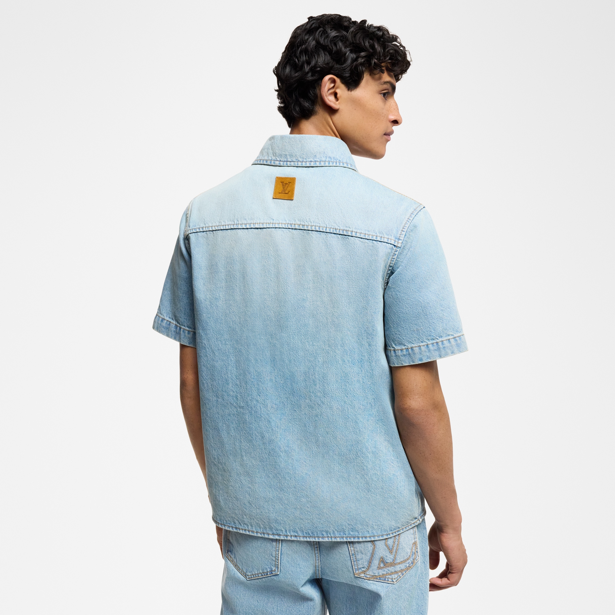  Ready-to-Wear Shirts Short-Sleeved Denim Shirt | Louis Vuitton ® (Product zoom)