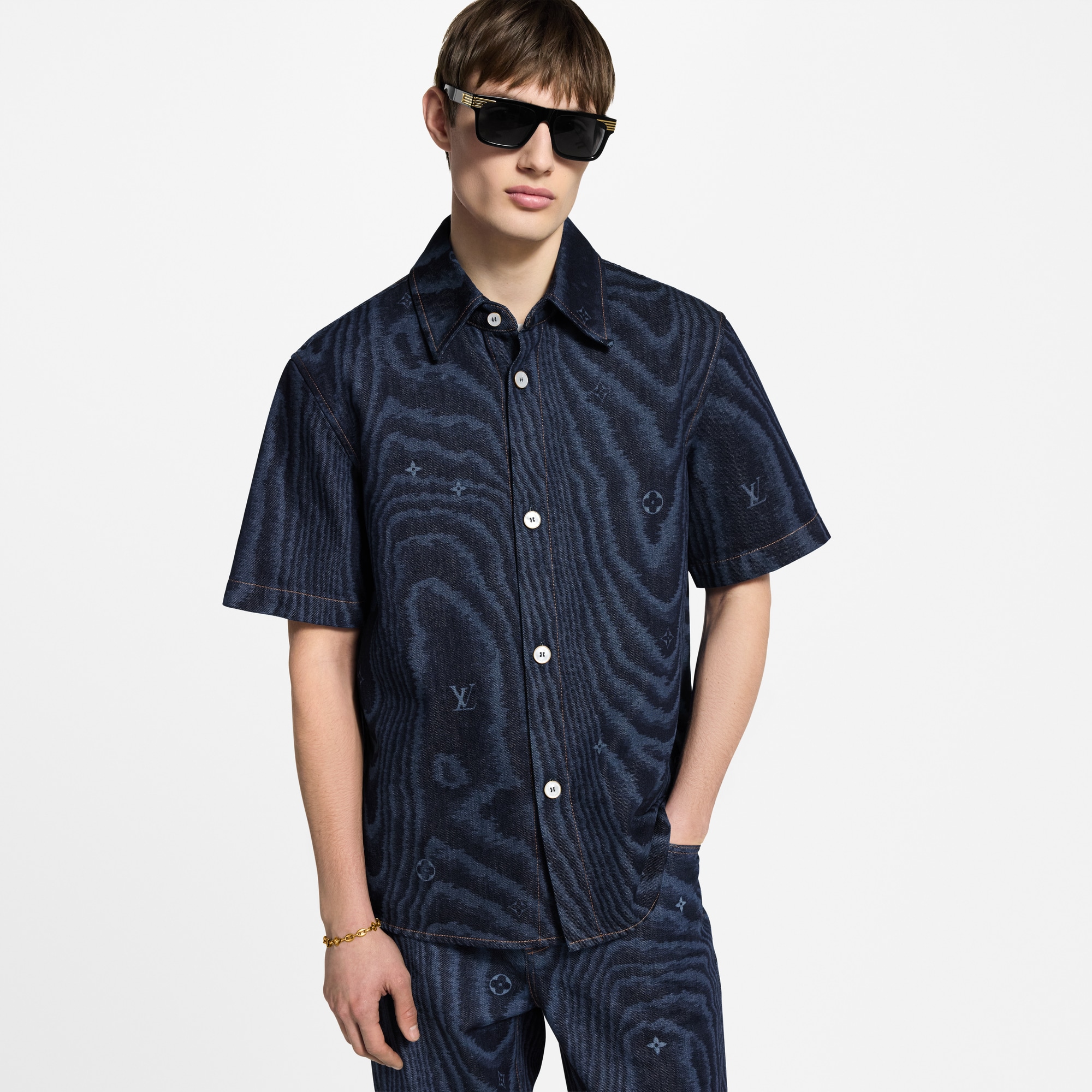  Ready-to-Wear Shirts Short-Sleeved Denim Shirt | Louis Vuitton ® (Product zoom)