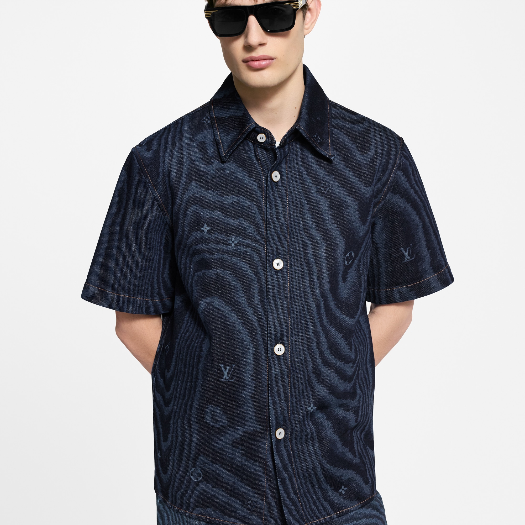  Ready-to-Wear Shirts Short-Sleeved Denim Shirt | Louis Vuitton ® (Product zoom)