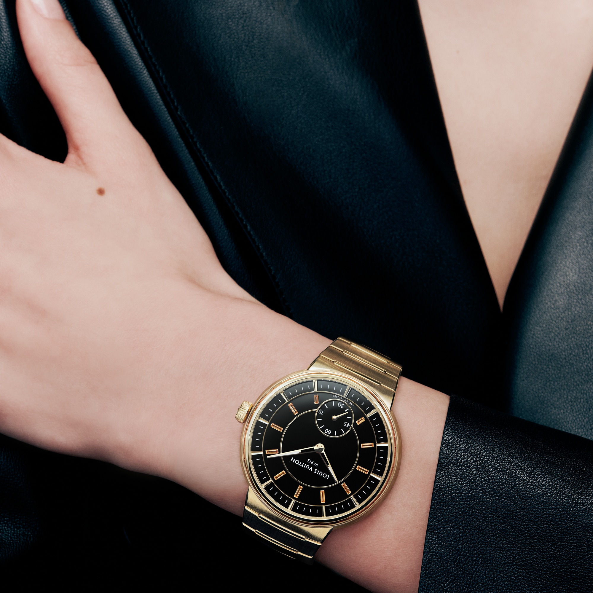  All Watches } Tambour, Automatic, 40mm, Yellow Gold, onyx, sapphires | Louis Vuitton ® (Product zoom)