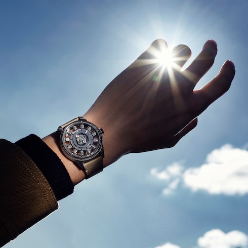 All Watches } Tambour Spin Time Air, Automatic, 42.5mm, White gold | Louis Vuitton ®