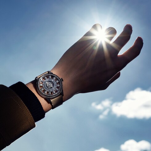 All Watches } Tambour Taiko Spin Time Air, Automatic, 42.5mm, White gold, Hawk's eye and diamonds | Louis Vuitton ®