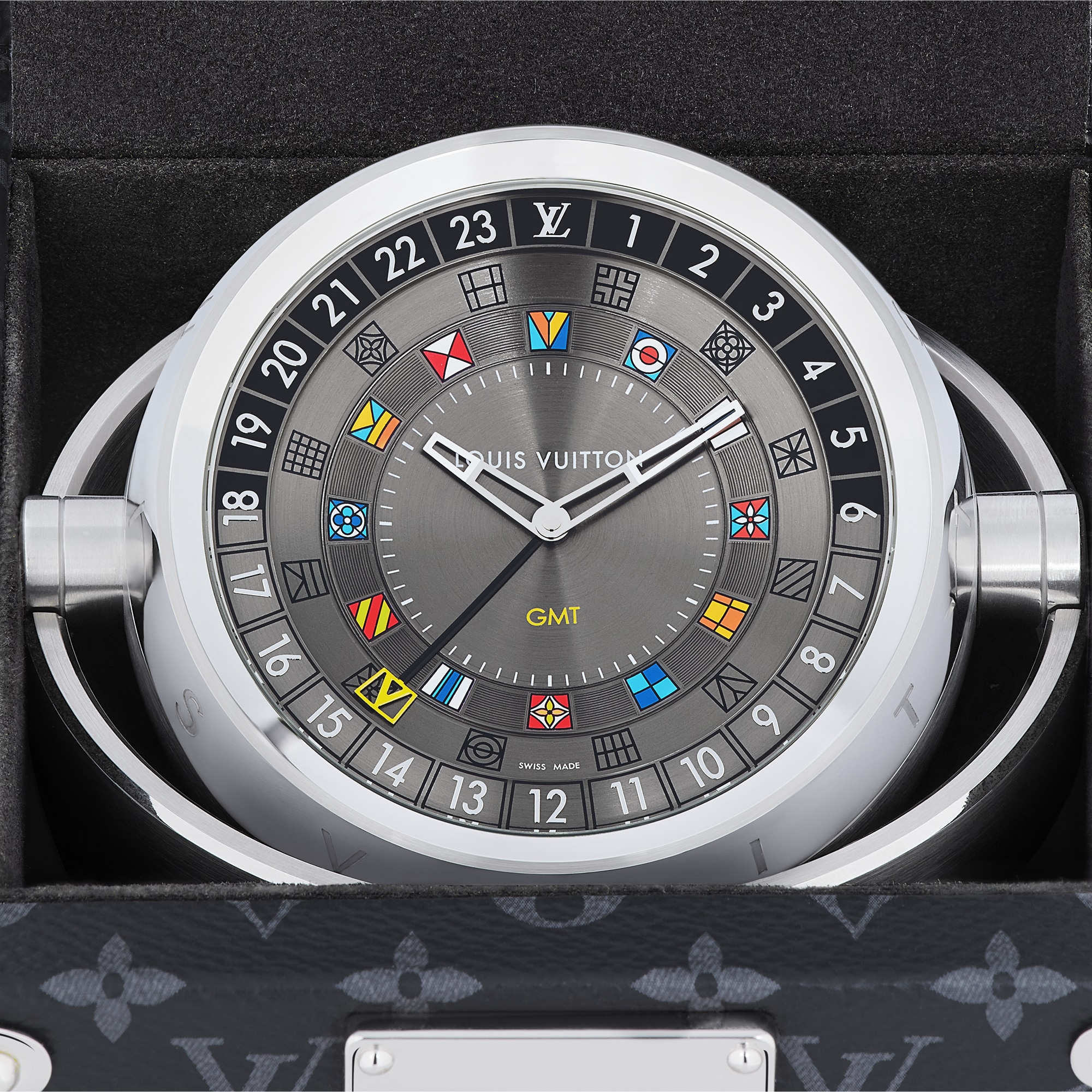  All Watches } Trunk Table Clock, Quartz, 80mm, Brass, Monogram Eclipse | Louis Vuitton ® (Product zoom)