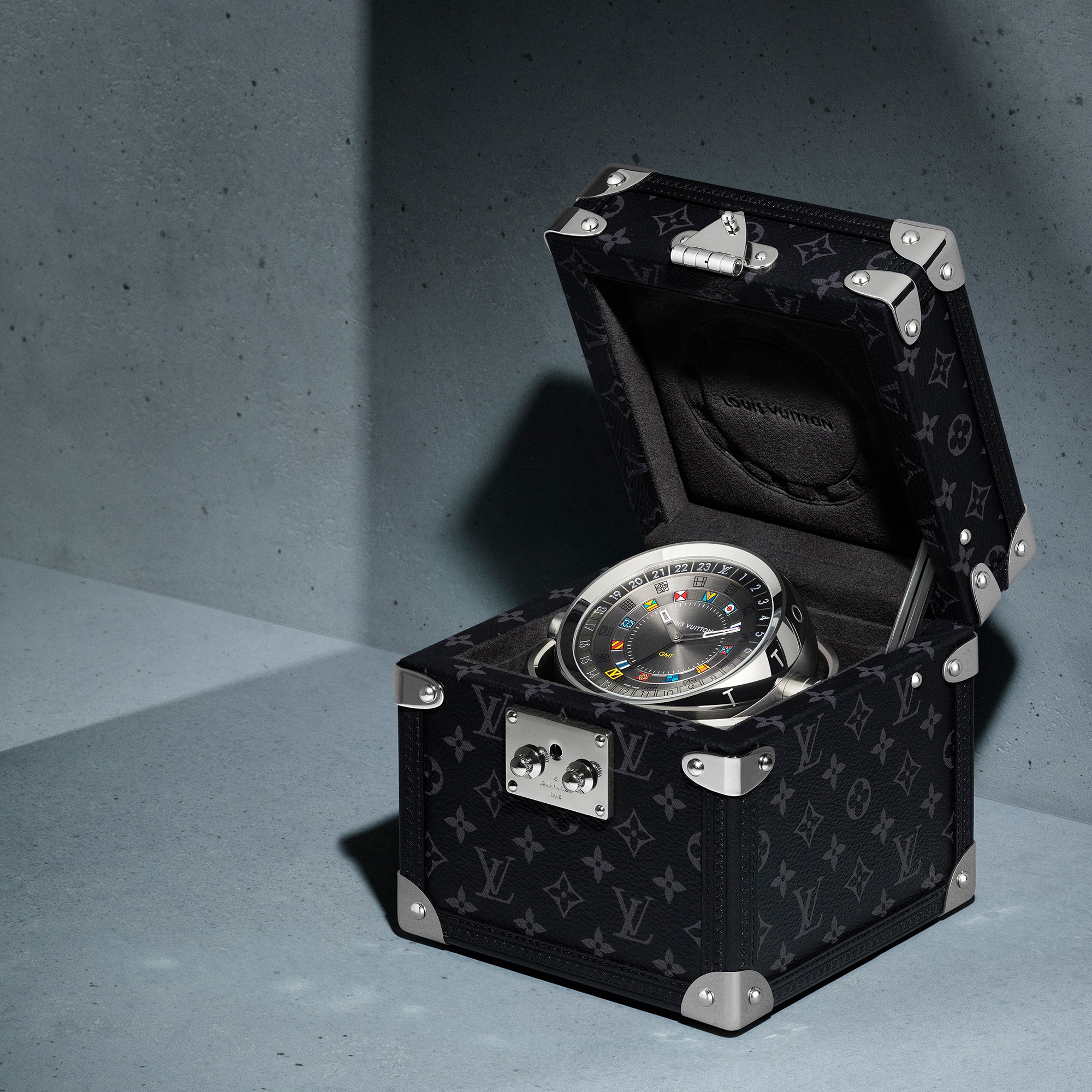  All Watches } Trunk Table Clock, Quartz, 80mm, Brass, Monogram Eclipse | Louis Vuitton ® (Product zoom)