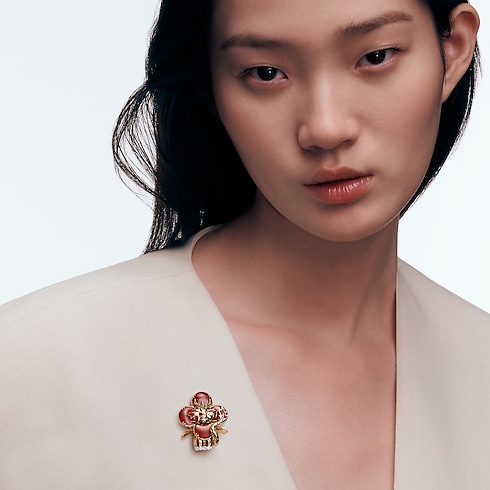 Jewelry Necklaces and Pendants Vivienne Dragon Pendant, Yellow Gold, White Gold, Lacquer, Diamonds & Colored Gemstones | Louis Vuitton ® (Product zoom)