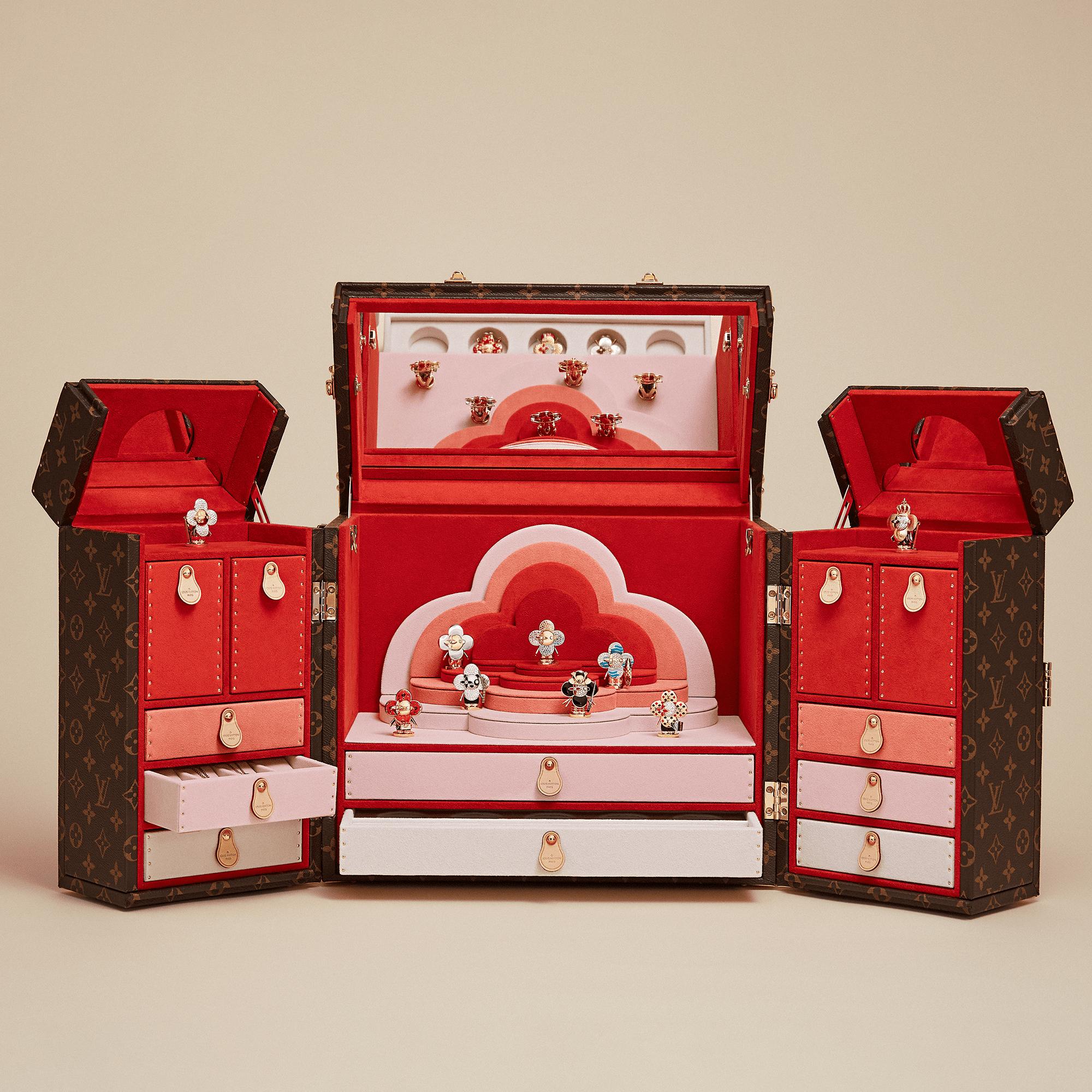  Categories All Fine Jewelry Vivienne Monogram Pendant, Pink Gold, Mother-Of-Pearl, Wood & Diamonds | Louis Vuitton ® (Product zoom)