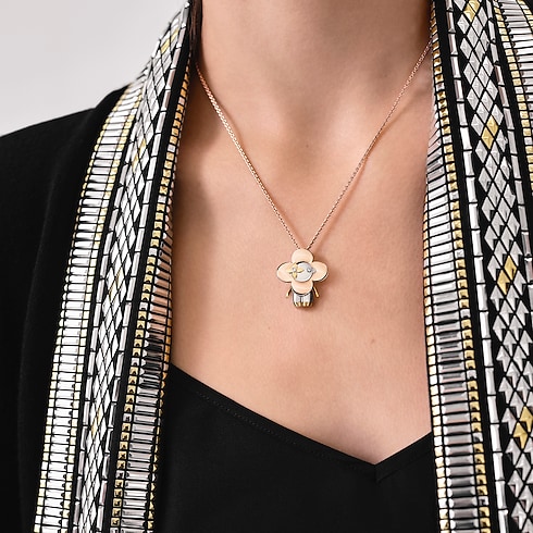 Categories Necklaces and Pendants Vivienne pendant, 3 golds & diamonds | Louis Vuitton ® (Product zoom)