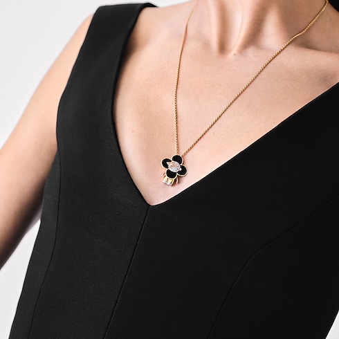 Categories Necklaces and Pendants Vivienne pendant, 3 golds, black lacquer & diamonds | Louis Vuitton ® (Product zoom)