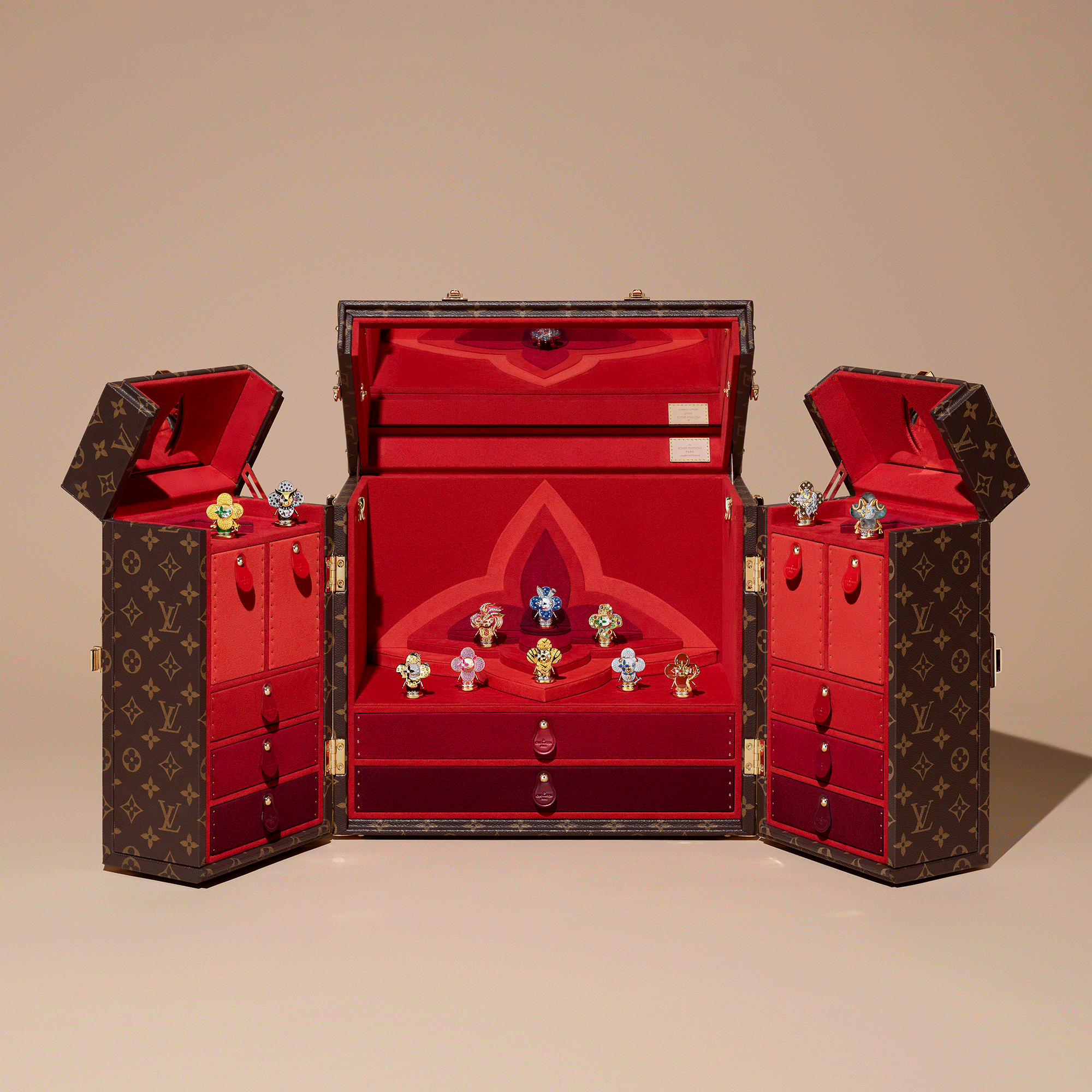 Jewelry Necklaces and Pendants Vivienne Rooster Pendant, 3 Golds, Lacquer, Diamonds & Colored Gemstones | Louis Vuitton ® (Product zoom)